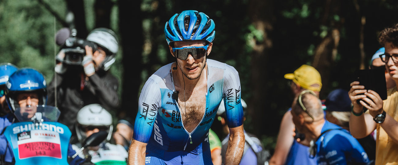 Simon Yates at the Giro D&#x27;Italia 2022. Image credit: CAuldPhoto