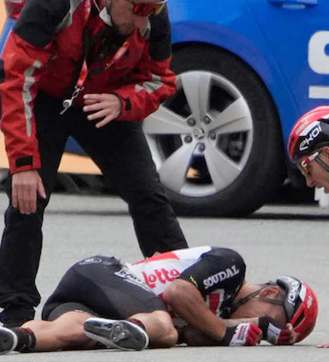 Ewan fractures collarbone in four spots, forcing him to abandon the Tour De France